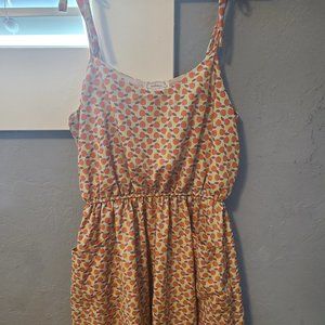 Shoulder tie dress with pockets.